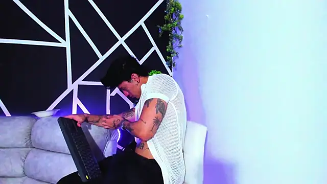 JUSTIN FULLER1 online show from February 7, 1:25 am