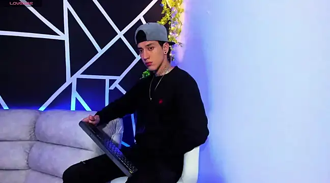 JUSTIN FULLER1 online show from February 1, 2:58 am