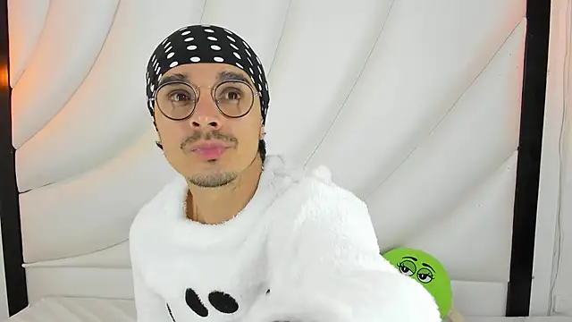 Snapshot of Hugo_Coopers chatting on March 5, 3:30 am Hugo Coopers online show from March 5, 3:30 am