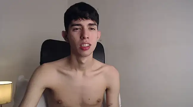 Snapshot of Andy_hot19 chatting on February 22, 11:10 pm Andy hot19 online show from February 22, 11:10 pm