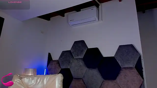 Latrellx7 online show from March 6, 4:20 am