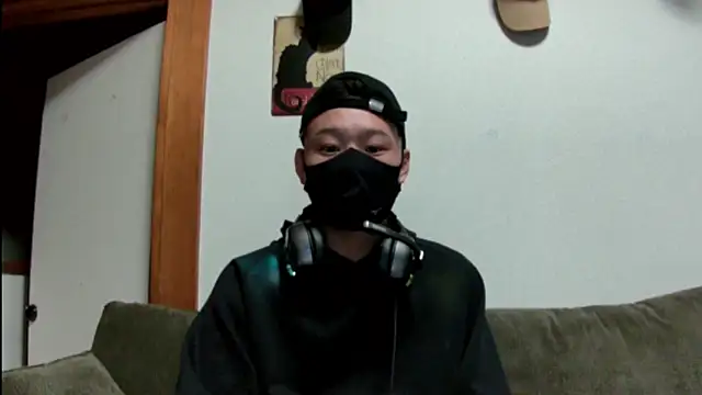 Snapshot of tuki_fu chatting on December 17, 11:49 am tuki fu online show from December 17, 11:49 am