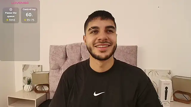 Snapshot of Amadeo_Wild chatting on October 25, 4:09 pm Amadeo Wild online show from October 25, 4:09 pm