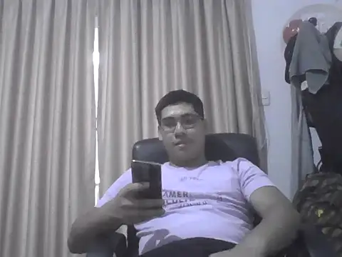 estudiante69 online show from October 13, 11:00 pm