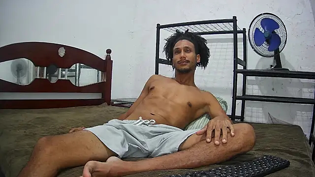 Snapshot of SkinnyLatinMan chatting on September 30, 9:40 pm SkinnyLatinMan online show from September 30, 9:40 pm