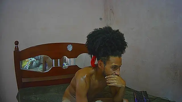 Snapshot of SkinnyLatinMan chatting on December 3, 11:21 am SkinnyLatinMan online show from December 3, 11:21 am