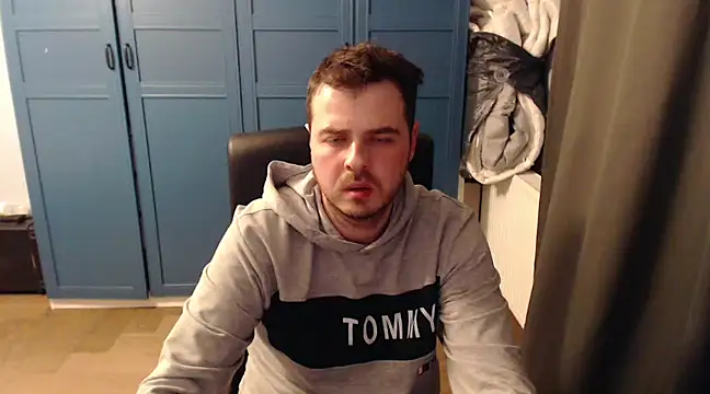 Snapshot of CuteMan33 chatting on March 6, 12:21 am CuteMan33 online show from March 6, 12:21 am