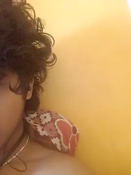 CosmicEmuu online show from March 27, 6:06 am