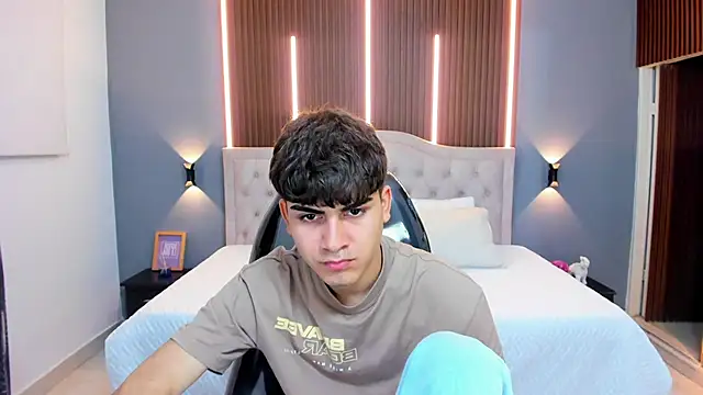 Tommy18   online show from October 17, 4:05 am