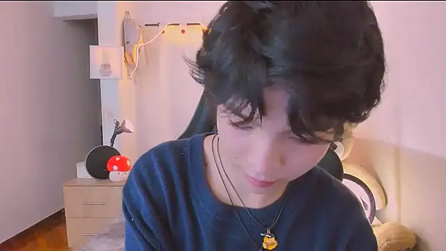 AllanYong18 online show from April 6, 7:42 am