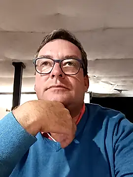 Snapshot of MountJohnXL chatting on February 9, 12:40 am MountJohnXL online show from February 9, 12:40 am