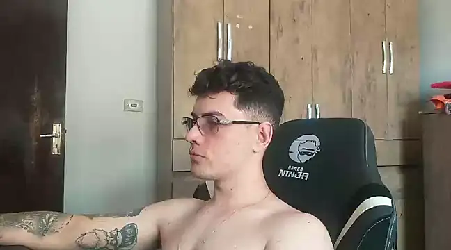 Snapshot of Dyllan__ chatting on January 24, 6:04 pm Dyllan   online show from January 24, 6:04 pm