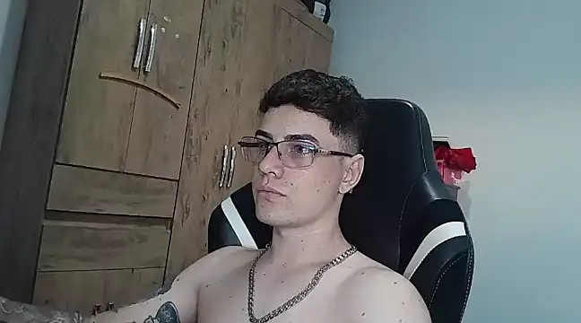 Snapshot of Dyllan__ chatting on January 21, 9:57 pm Dyllan   online show from January 21, 9:57 pm