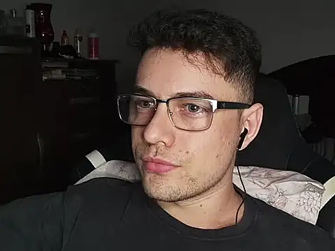 Snapshot of Dyllan__ chatting on October 25, 2:13 am Dyllan   online show from October 25, 2:13 am