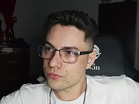 Snapshot of Dyllan__ chatting on October 21, 1:52 am Dyllan   online show from October 21, 1:52 am