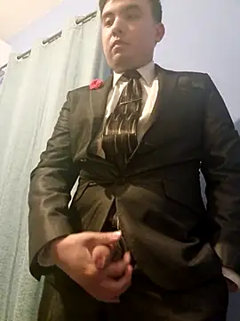 Hombre de traje online show from February 21, 9:12 am