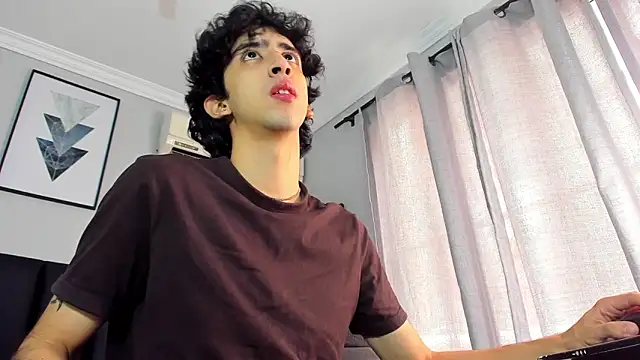 Alezzandro  online show from February 20, 2:35 pm