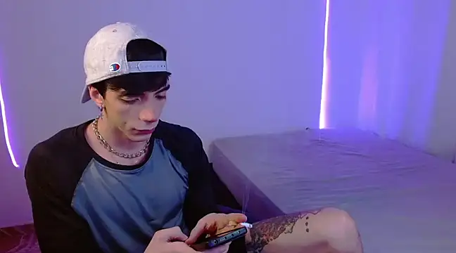 H3ll B0I online show from February 11, 6:40 am