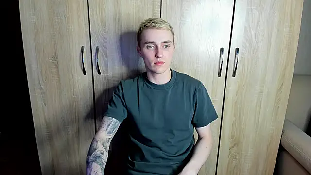 Snapshot of crazybottom99 chatting on March 10, 5:29 pm crazybottom99 online show from March 10, 5:29 pm