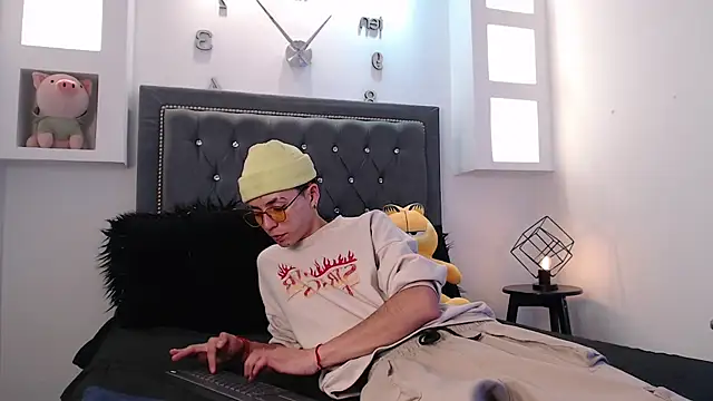 Snapshot of MaikyCooper chatting on March 5, 4:35 am MaikyCooper online show from March 5, 4:35 am