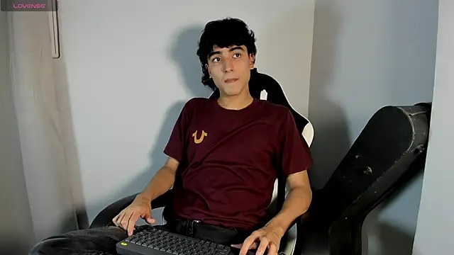 Snapshot of salvatore_montt chatting on February 15, 3:42 am salvatore montt online show from February 15, 3:42 am