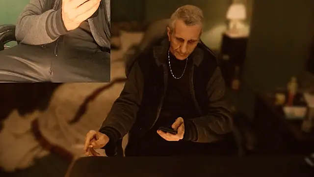 Snapshot of maxdaddy690 chatting on December 23, 9:18 pm maxdaddy690 online show from December 23, 9:18 pm