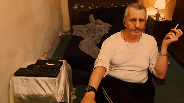 Snapshot of maxdaddy690 chatting on October 6, 9:19 pm maxdaddy690 online show from October 6, 9:19 pm