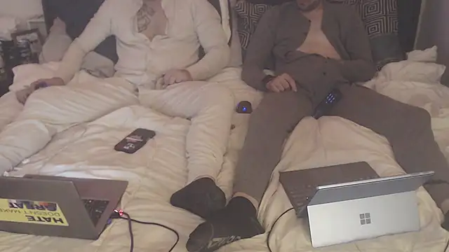 Snapshot of weknowourworth6999 chatting on October 31, 2:24 am weknowourworth6999 online show from October 31, 2:24 am