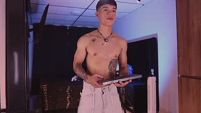 Snapshot of ErosKhaos chatting on October 19, 10:57 pm ErosKhaos online show from October 19, 10:57 pm