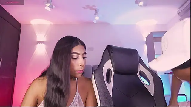 candyandmarilyn online show from December 4, 9:00 pm