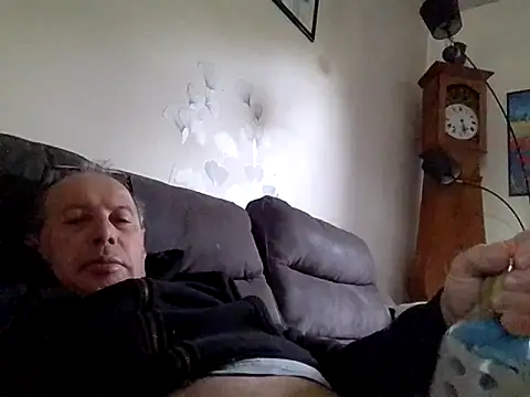 Snapshot of Vince072 chatting on October 10, 6:29 am Vince072 online show from October 10, 6:29 am