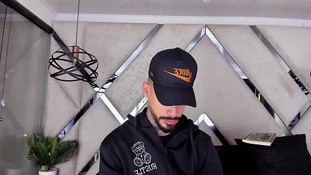 VinzenzRizzo online show from November 6, 4:37 am