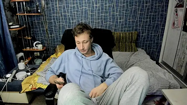 CuteBoy228 online show from April 18, 9:47 pm