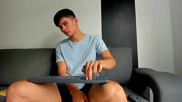 2Amateur Guys online show from March 20, 9:18 pm