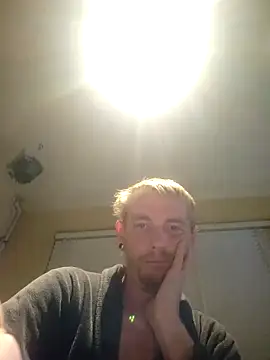 Snapshot of piercingpik chatting on October 18, 5:29 pm piercingpik online show from October 18, 5:29 pm