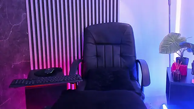 luixdust  online show from September 19, 5:30 am