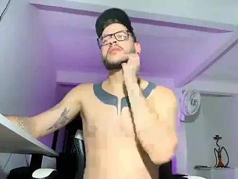 Snapshot of francoolatino chatting on October 20, 1:53 am francoolatino online show from October 20, 1:53 am