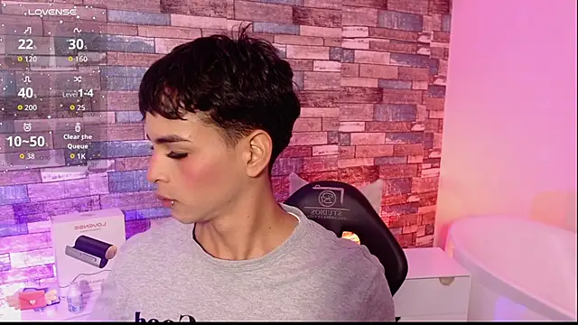 LIHIAN TAY online show from October 3, 12:21 pm