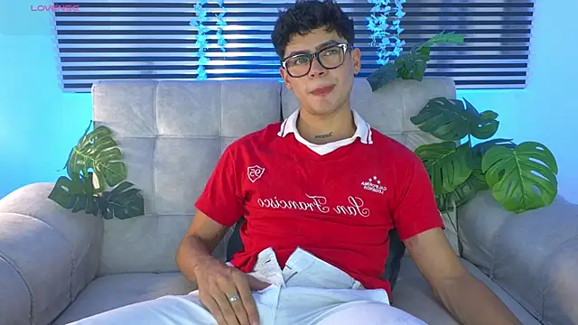 CamiiGuzmanX online show from July 1, 8:42 pm