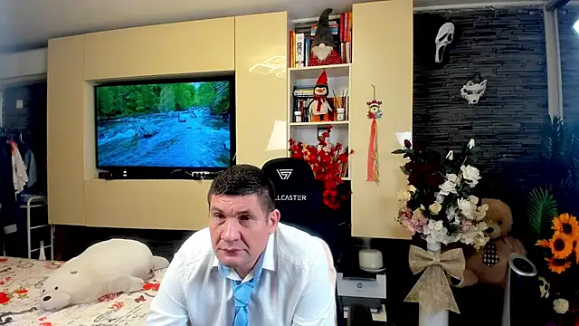 SpartacusDaddy48 online show from April 16, 8:42 pm