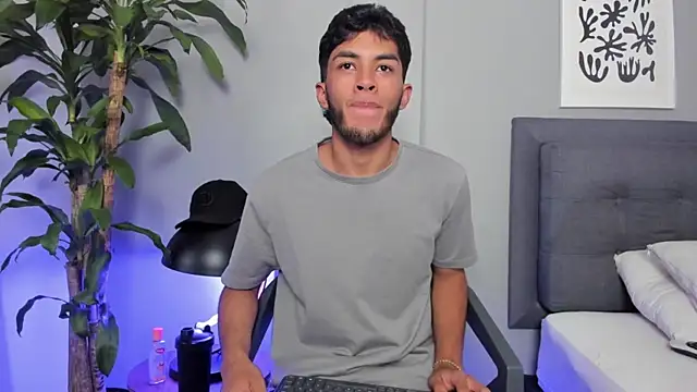 Tylerffoxx online show from April 10, 9:11 pm