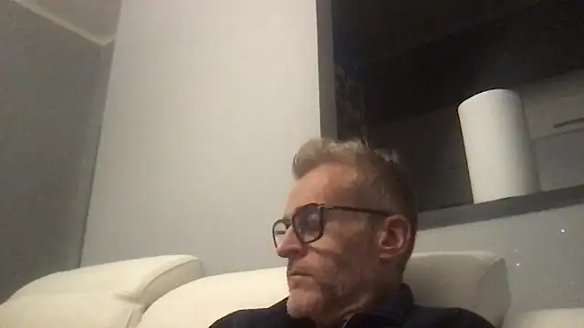 Axl hot online show from November 28, 8:33 pm