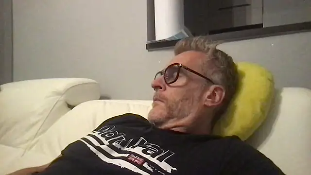 Axl hot online show from May 22, 8:03 pm