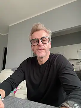 Axl hot online show from February 25, 10:49 am