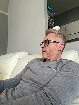 Axl hot online show from March 4, 1:07 pm