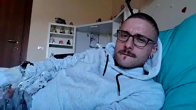 Snapshot of ilovechub112 chatting on October 7, 2:32 pm ilovechub112 online show from October 7, 2:32 pm