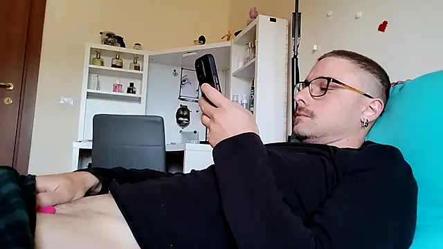 Snapshot of ilovechub112 chatting on October 13, 11:27 am ilovechub112 online show from October 13, 11:27 am