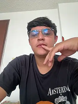 yesitwink  online show from April 6, 2:18 pm