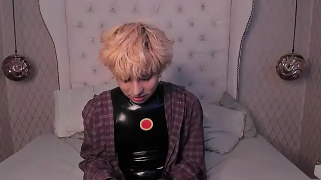 OliIverr22 online show from October 28, 5:37 pm