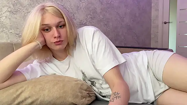 Snapshot of evelina228 chatting on October 17, 7:12 am evelina228 online show from October 17, 7:12 am